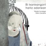 Bi txantxangorri haritz adarrean